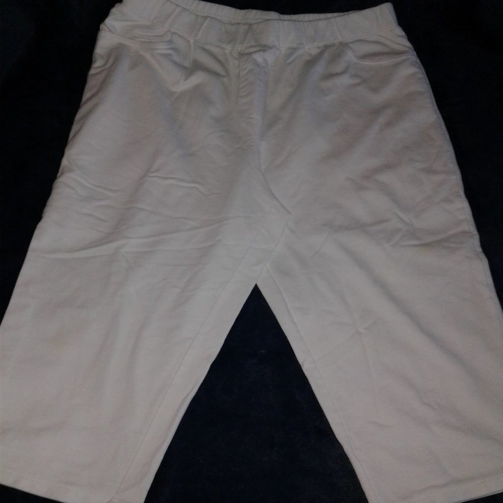WHITE, STRETCH WAIST BAND, 2 FRONT POCKETS, SMALL SLITS ON LEG HEM, CAPRI, LARGE